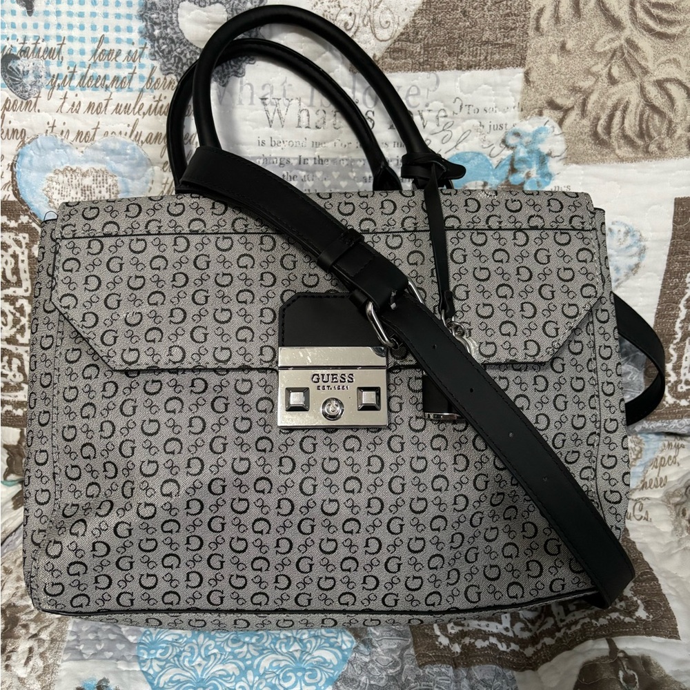 Guess tote bag in mint new condition! Black.